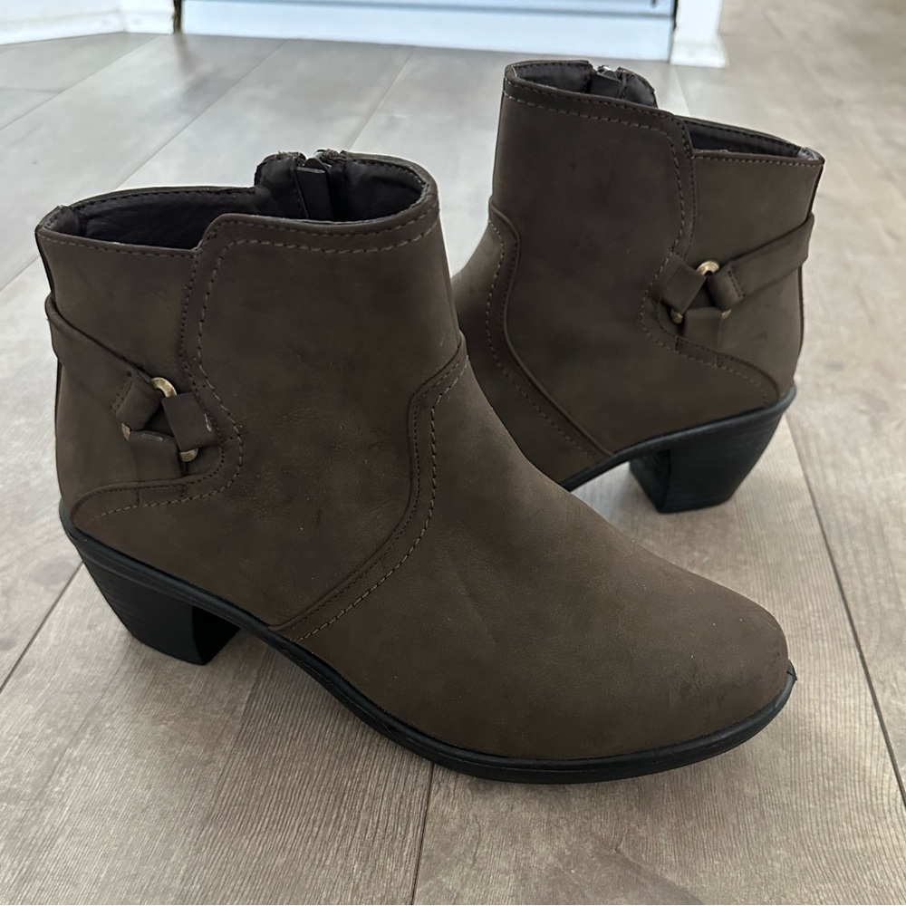New Easy Street Dawnta Booties Women’s size 9W
New without tags. Never worn